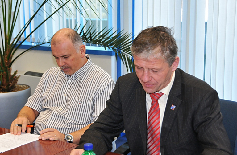 Radní Zdeněk Bursa (vlevo) a radní Jaroslav Podzimek na tiskové konferenci